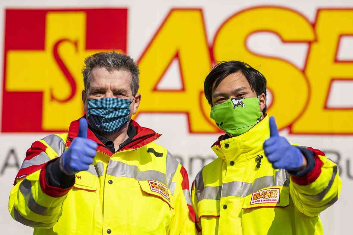 Rettungssanitäter mit Hygienemaßnahmen.jpg